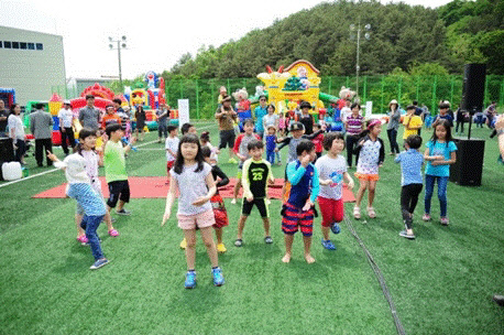 한화시스템은 경기도 용인연구소에서 지난 20일 '2017 가족초청행사'를 열었다고 22일 밝혔다.<한화시스템 제공>